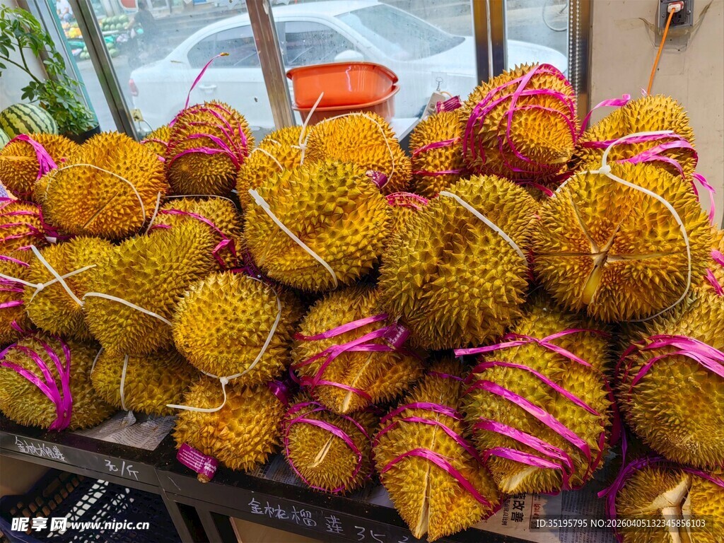 新鲜榴莲堆售