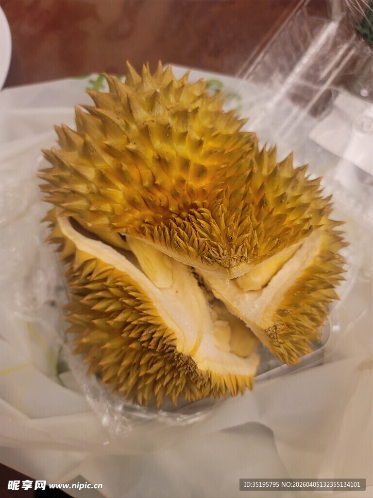 切开的新鲜榴莲果肉