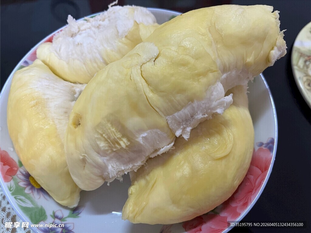 新鲜剥开的美味榴莲果肉