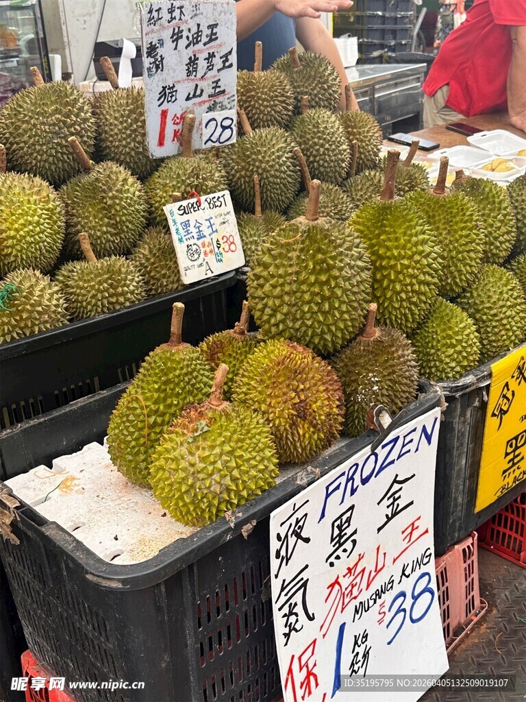市场中的新鲜榴莲售卖