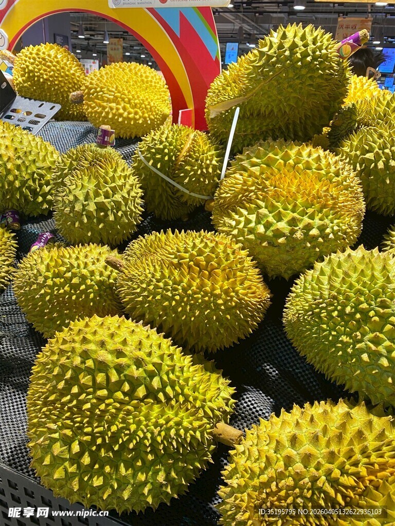 新鲜饱满的榴莲堆叠展示