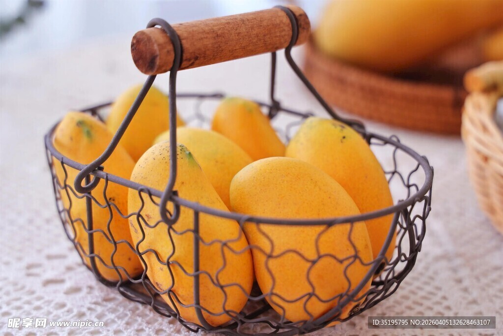 铁艺篮中的鲜黄水果