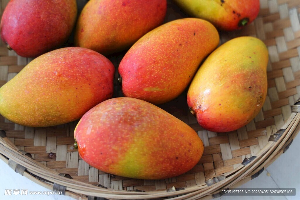 竹篮中的多彩新鲜芒果