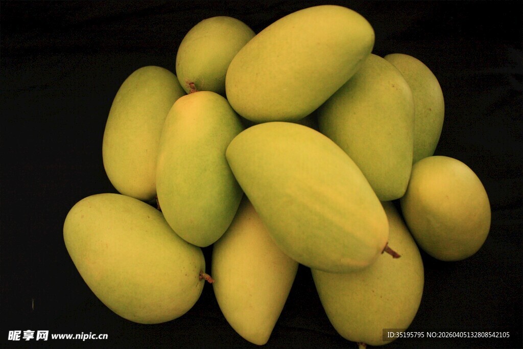 一堆新鲜黄芒果
