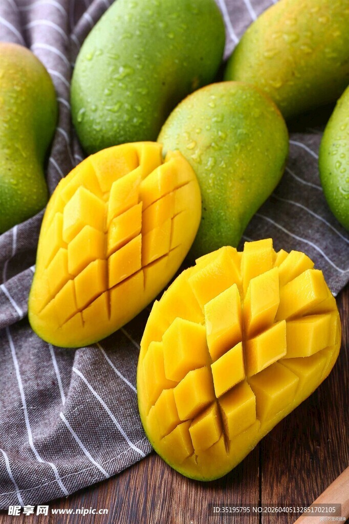 新鲜切开的多汁芒果