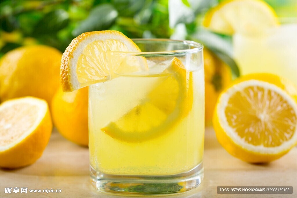 一杯清新柠檬饮品