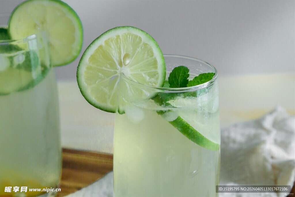 清新青柠薄荷气泡饮品