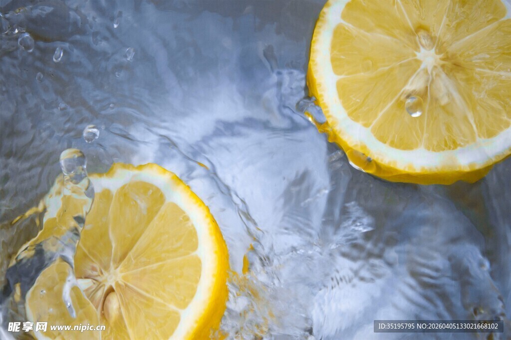 柠檬入水瞬间的清新画面