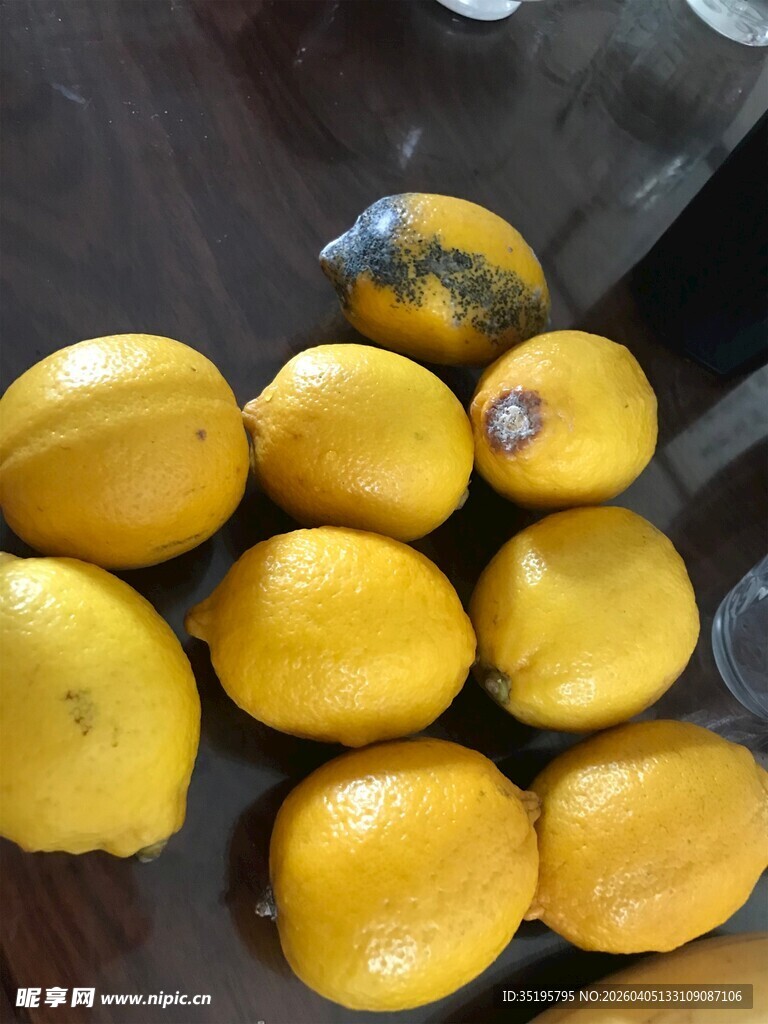 一堆黄澄澄的新鲜南瓜