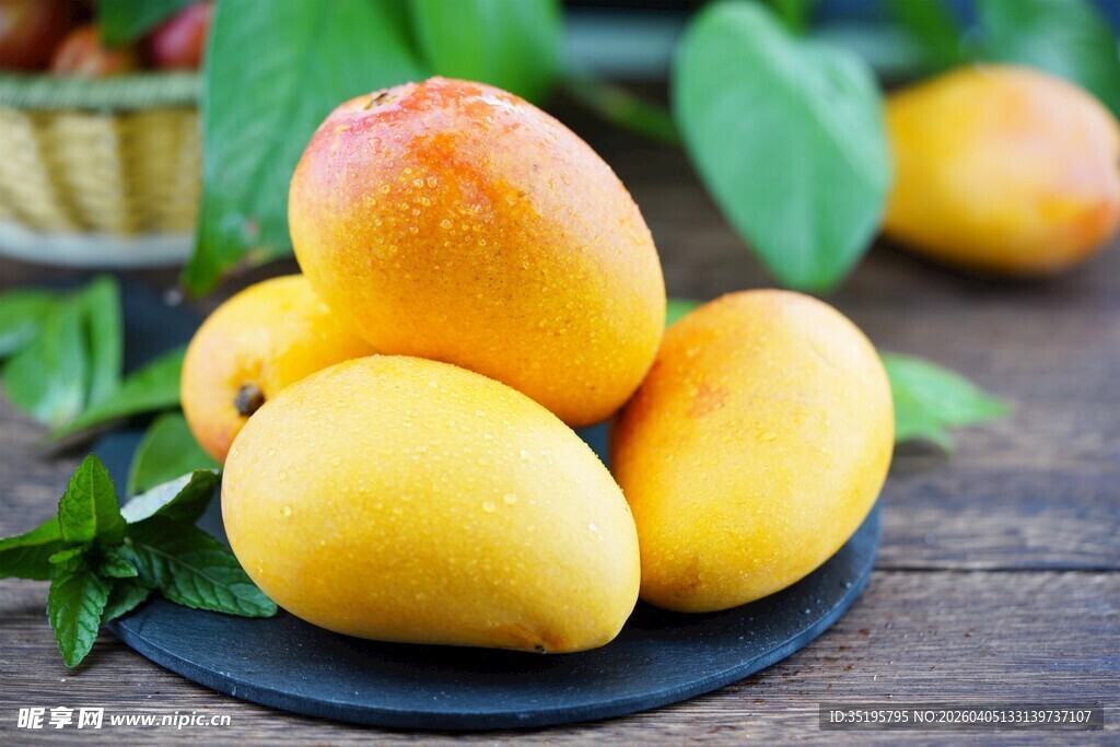 新鲜黄芒果摆放在木桌上
