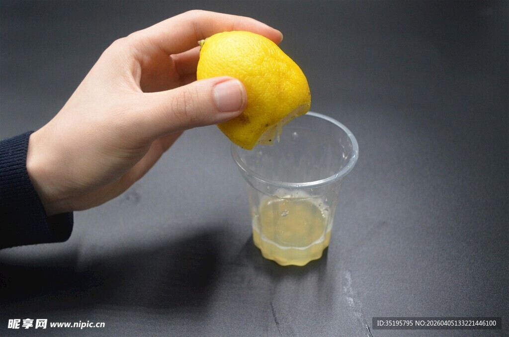 手挤柠檬入杯