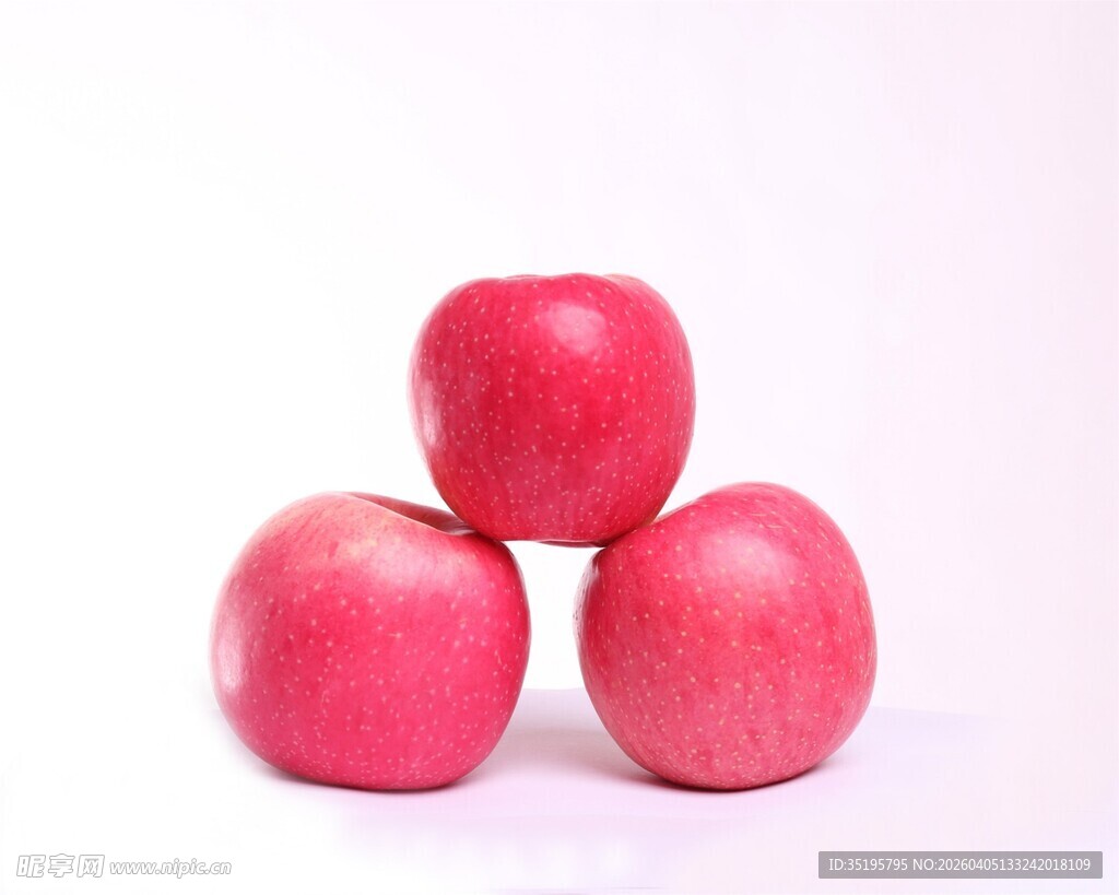 三个红苹果堆叠
