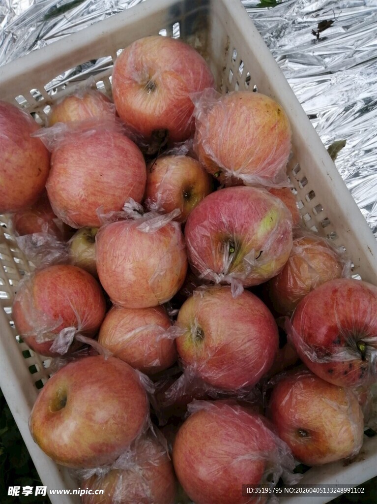 木筐装的新鲜红苹果