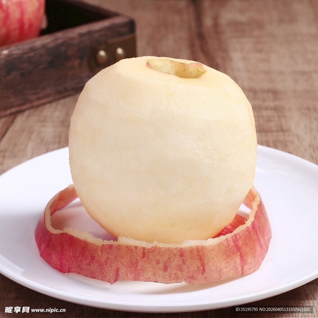 削皮的苹果置于盘中