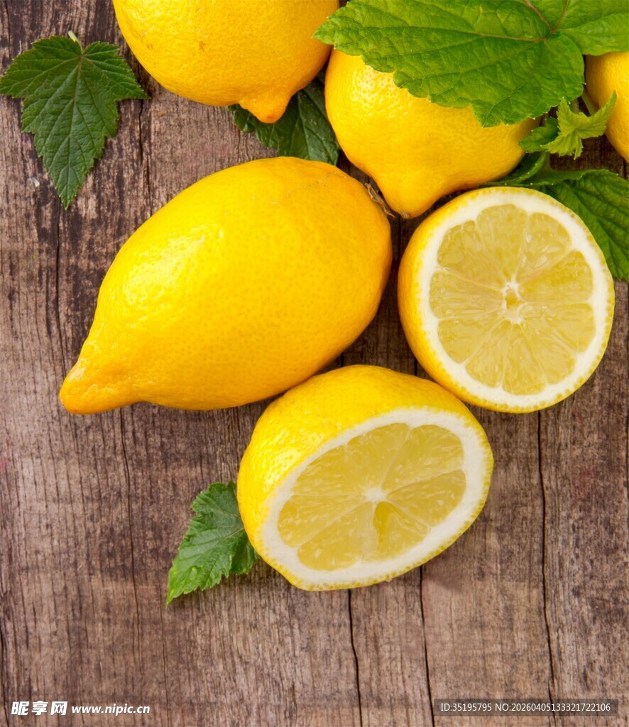 木桌上的新鲜柠檬