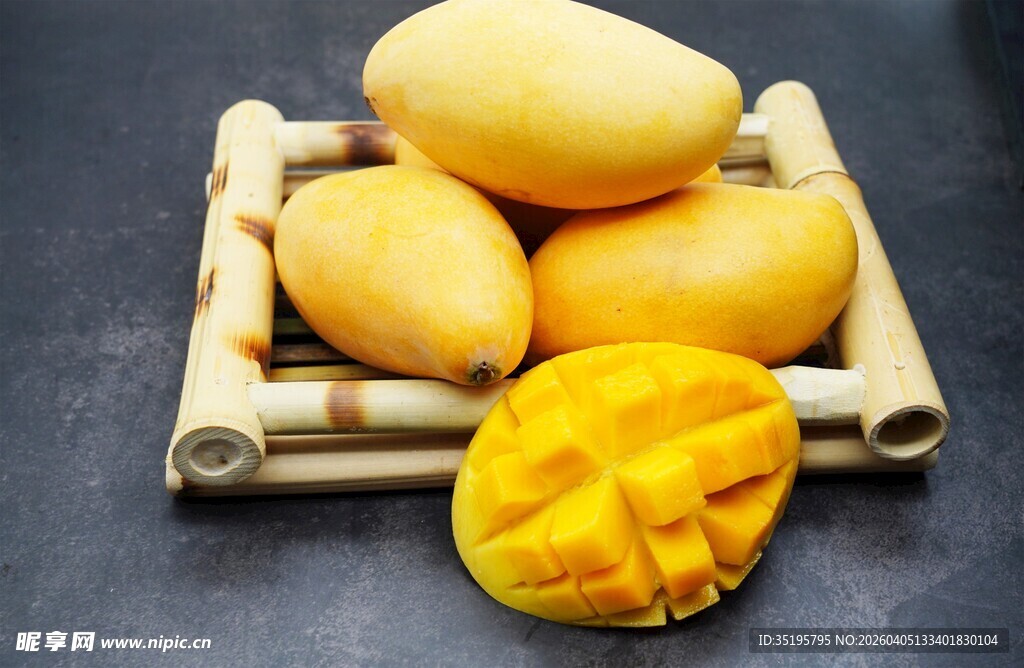 竹篮中的新鲜黄芒果