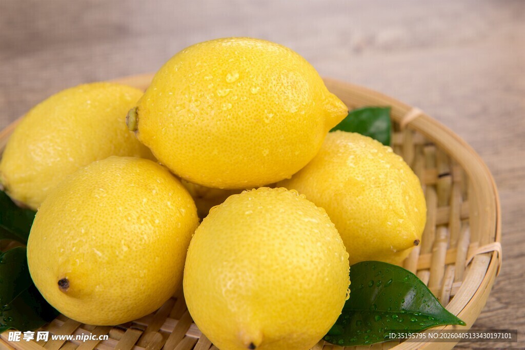 竹篮中的新鲜黄柠檬