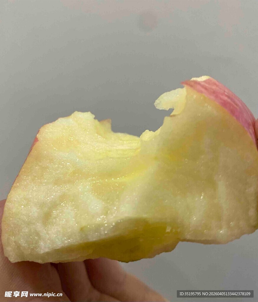 咬过一口的新鲜红苹果