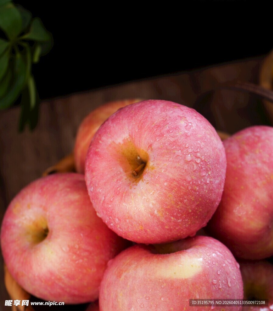 新鲜红苹果堆叠展示