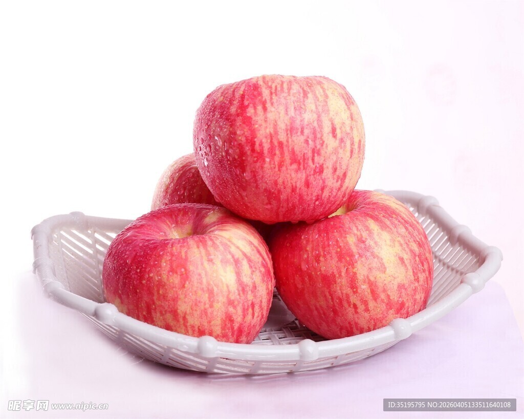 竹篮中堆叠的新鲜红苹果
