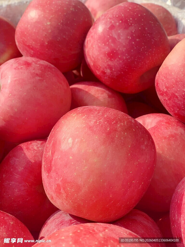 新鲜红桃堆成诱人景象