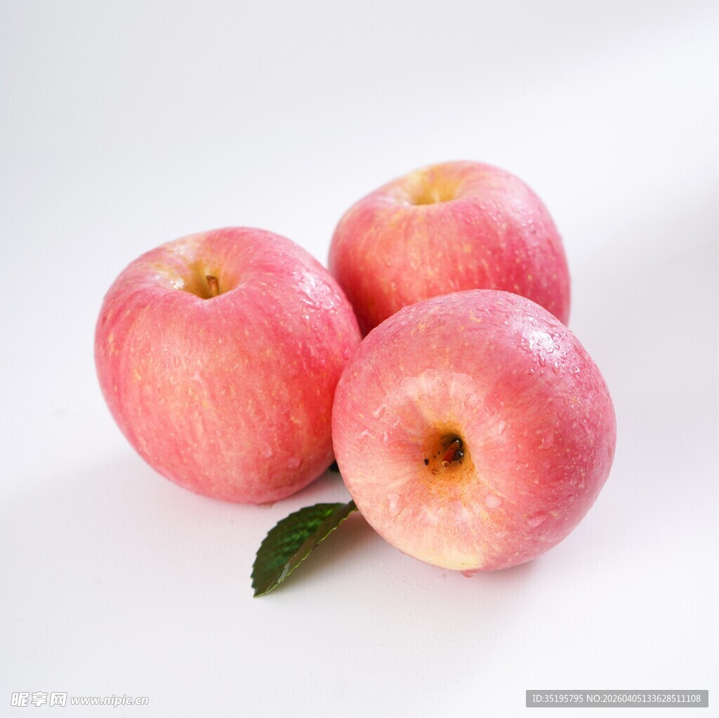新鲜粉嫩的三颗红苹果