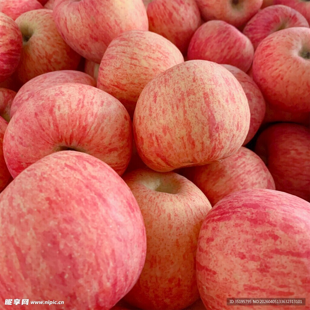 一堆新鲜诱人的红苹果