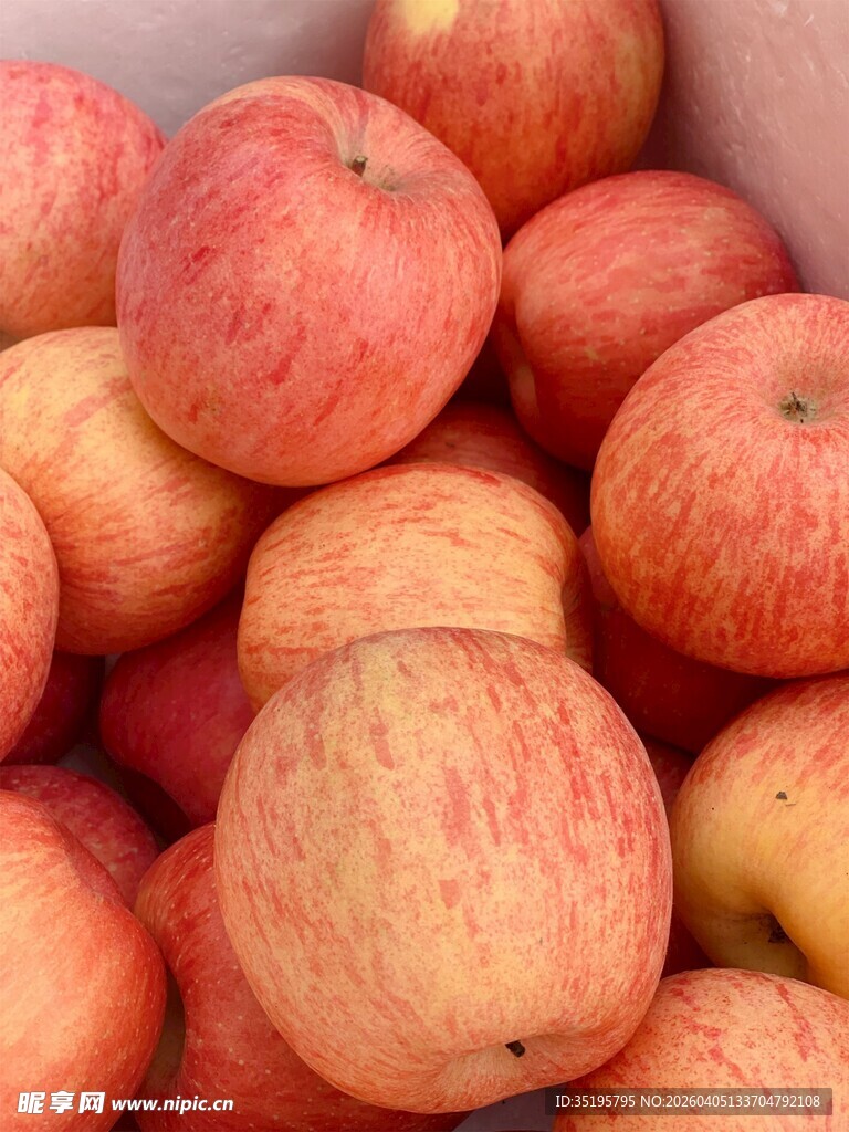 新鲜红苹果堆叠