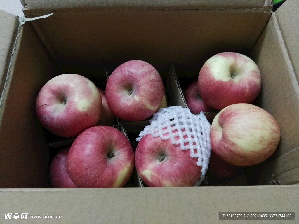 纸箱内的新鲜红苹果