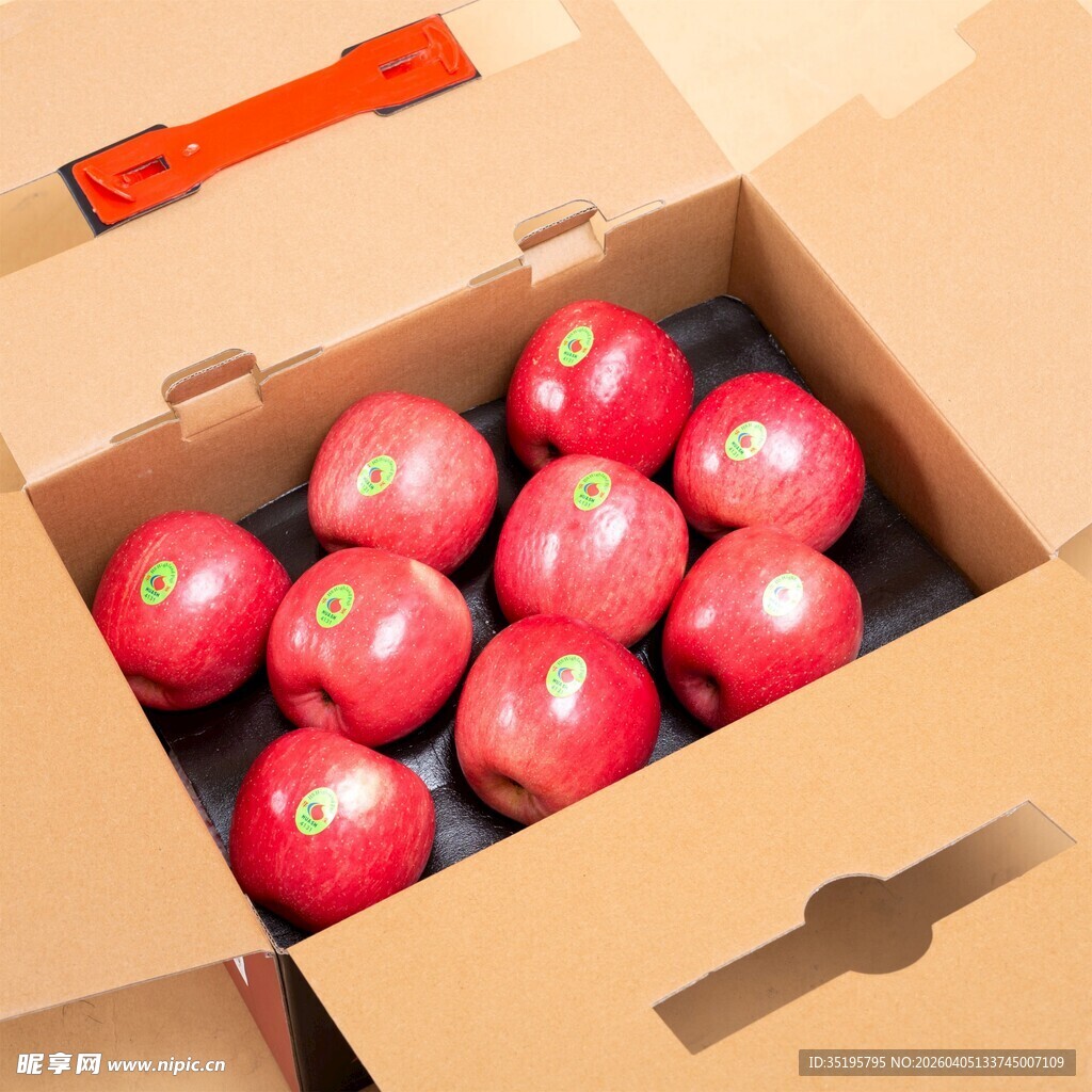 纸箱中色泽鲜艳的红苹果