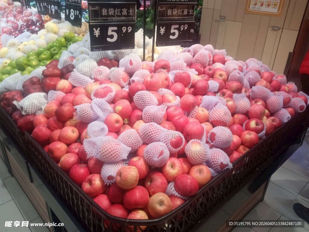 超市货架上的新鲜红苹果