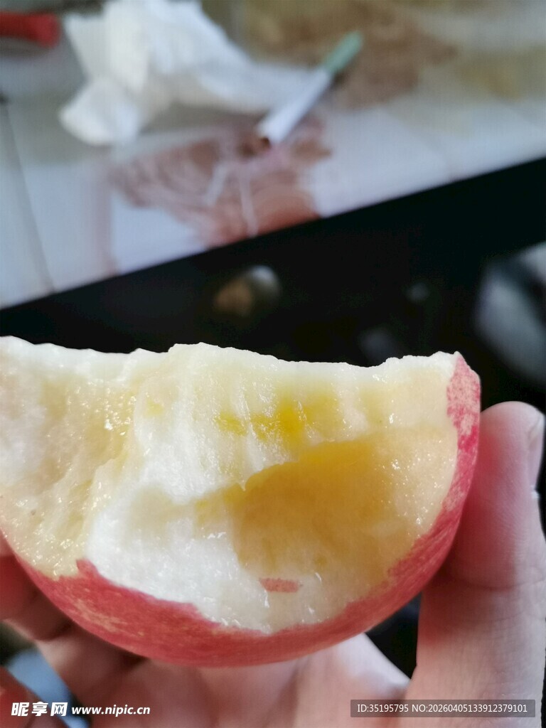 咬过一口的红苹果