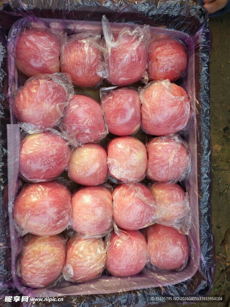 一箱新鲜诱人的红苹果