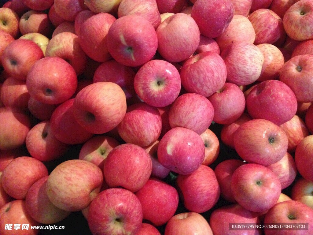 一堆鲜艳红苹果