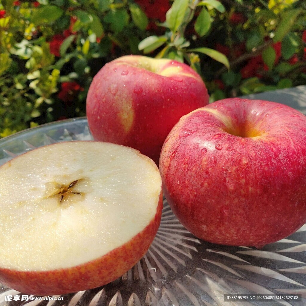 新鲜红苹果摆放在透明盘上