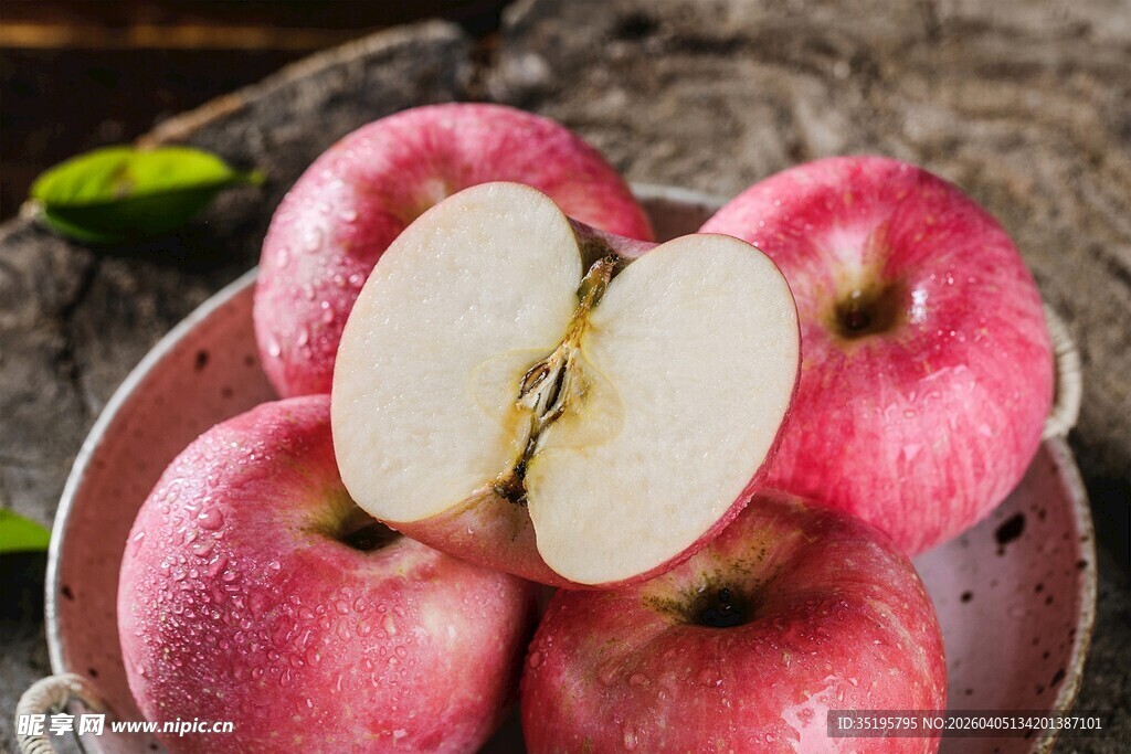 新鲜红苹果果肉诱人