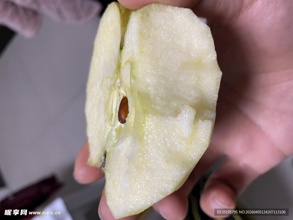 手持切开的新鲜苹果