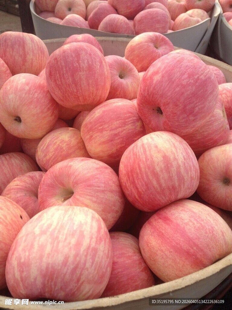 新鲜粉嫩的一筐红苹果