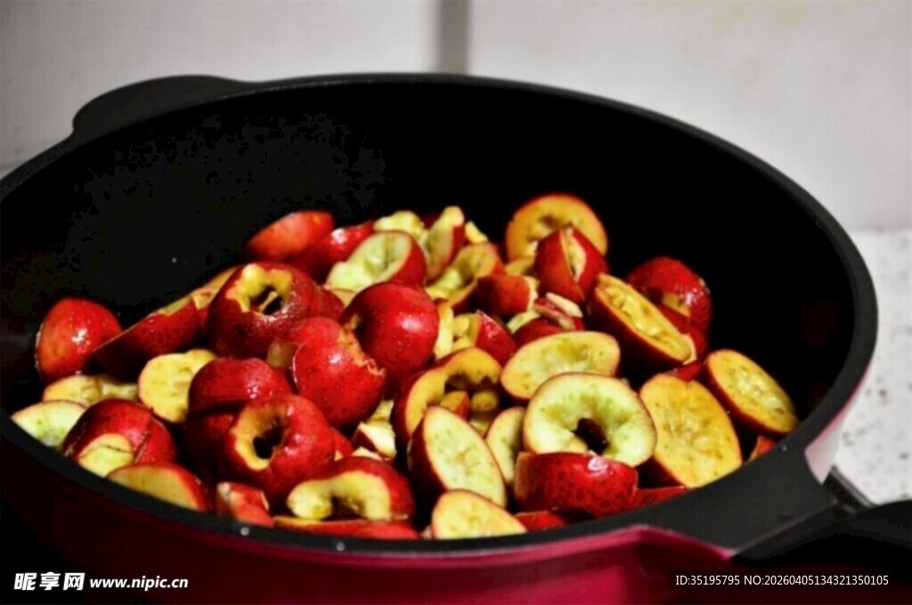 锅中翻炒的多彩蔬果