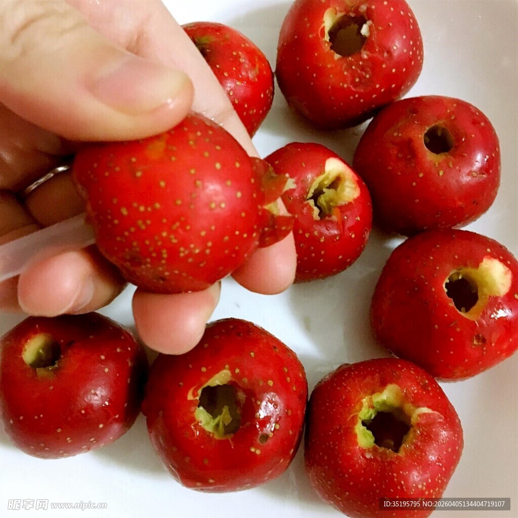 手捧鲜红山楂果实