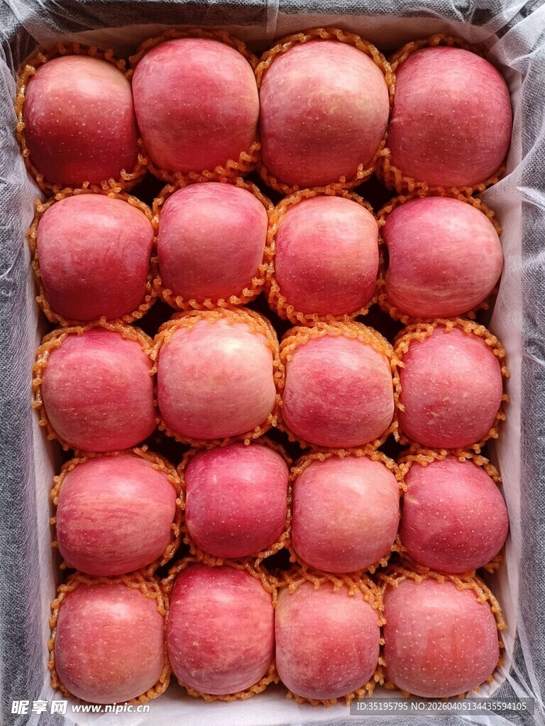 一箱新鲜红苹果