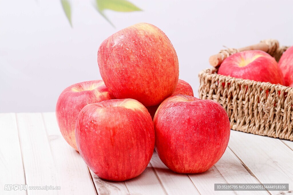 新鲜红苹果堆叠与竹篮