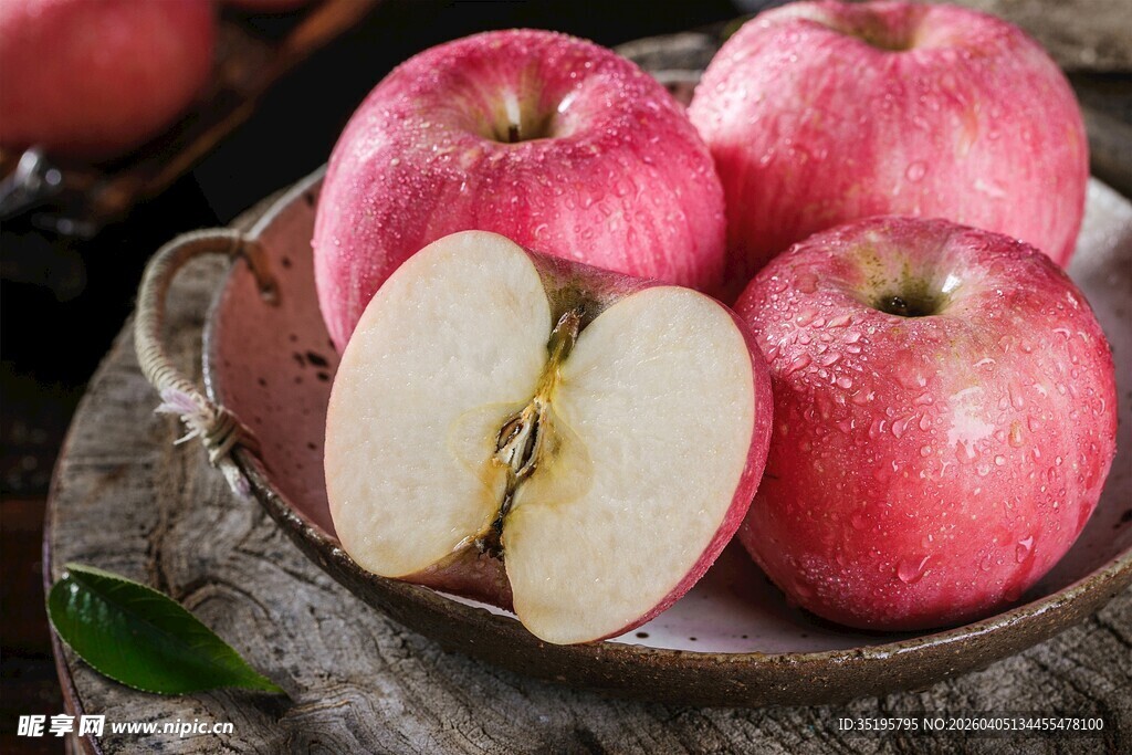 新鲜红苹果色泽诱人