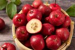 竹篮里的新鲜红山楂