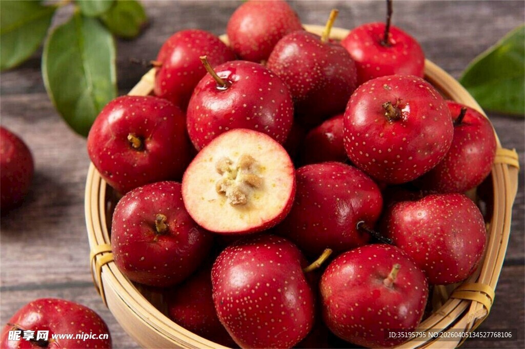 竹篮里的新鲜红山楂