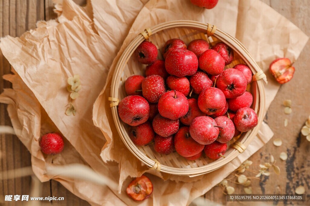 木篮中的新鲜红山楂
