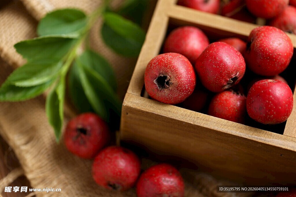 木盒中的鲜红山楂果