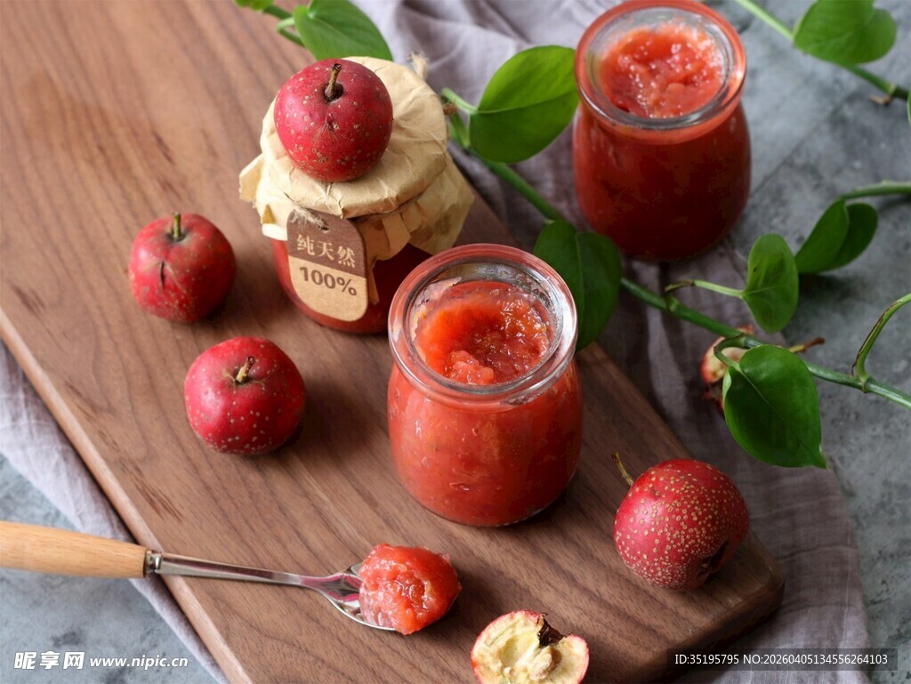 木制砧板上的美味番茄饮品