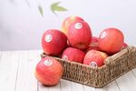 筐中鲜桃色泽诱人