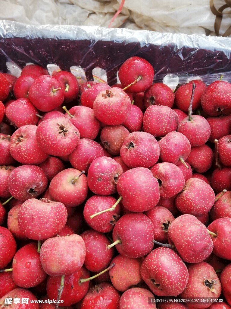 新鲜红苹果堆成满满一堆